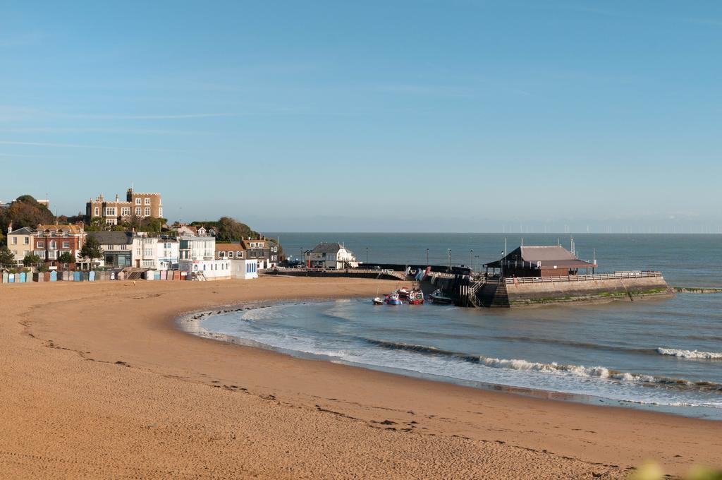 2 Bed Beach Front Apartment With Spectacular Views Overlooking Viking Bay Broadstairs Luaran gambar